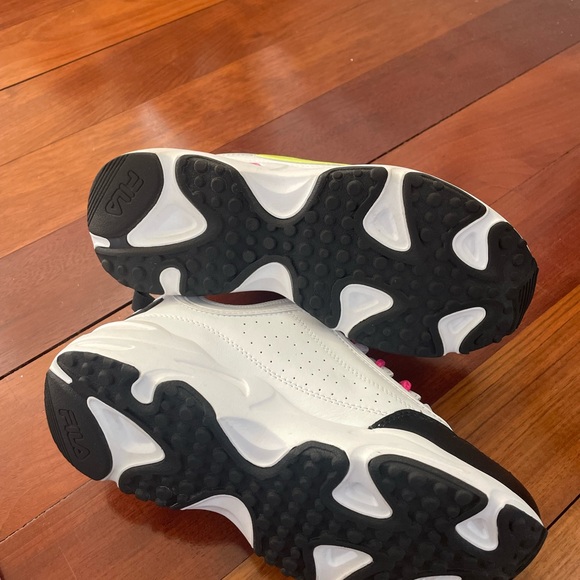 NWOT 8.5 Fila Sneakers - Picture 6 of 6